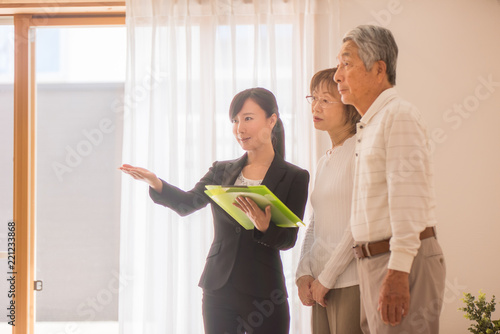 住宅を内見するシニア夫婦と不動産会社のビジネスウーマン