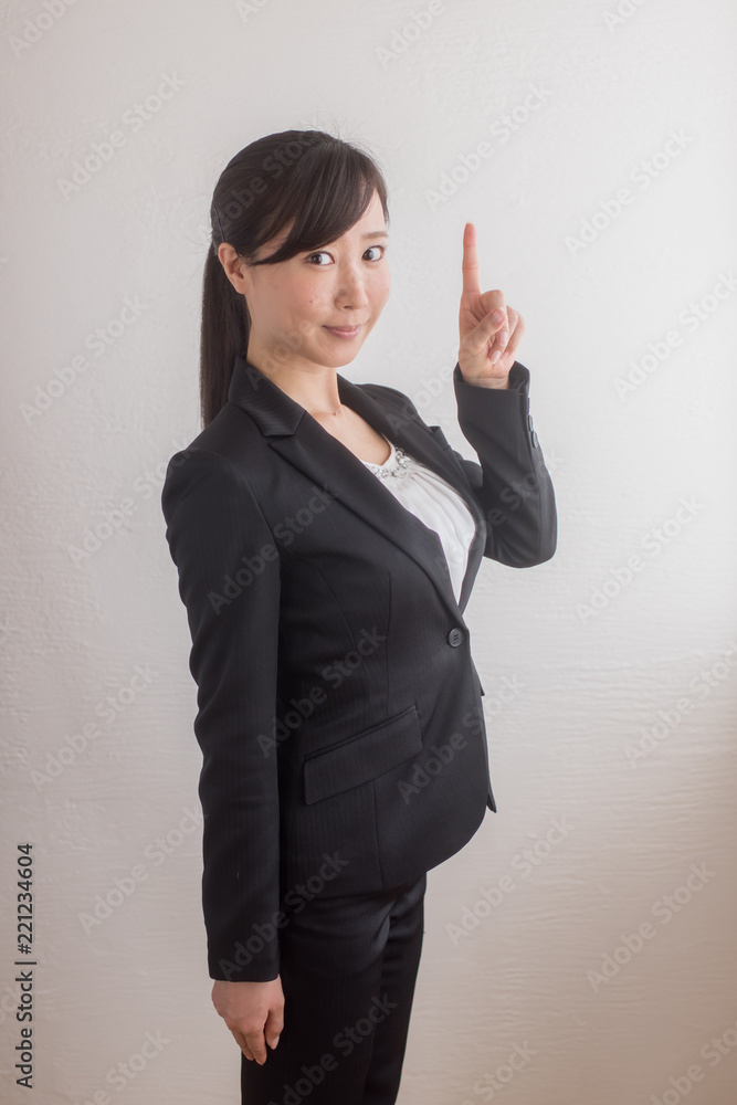 指をさすポーズをするスーツ姿の女性 Stock Photo Adobe Stock
