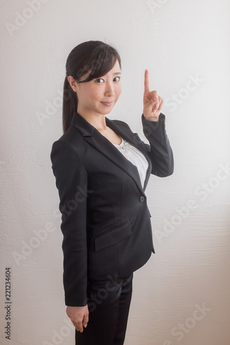 指をさすポーズをするスーツ姿の女性 Stock Photo Adobe Stock 指をさすポーズをするスーツ姿の女性 Stock Photo Adobe Stock