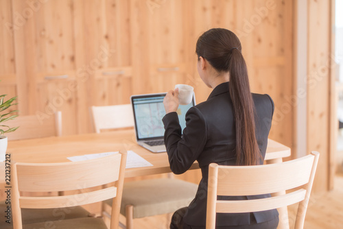 自宅でスーツ姿で仕事をする若い女性の後ろ姿 Stock Photo Adobe Stock 自宅でスーツ姿で仕事をする若い女性の後ろ姿 Stock Photo Adobe Stock