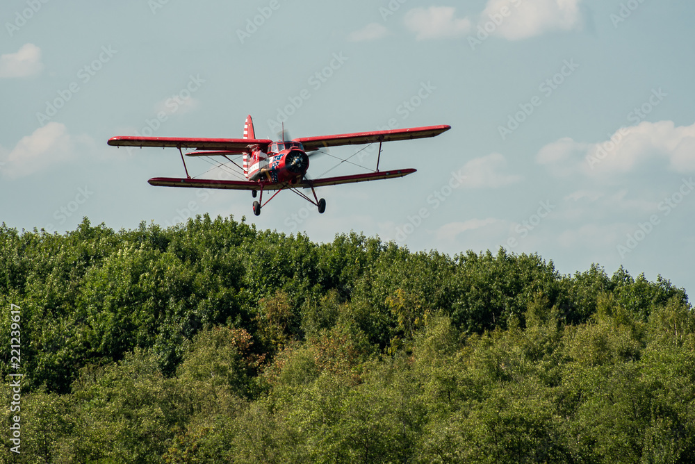 Fototapeta premium Doppeldecker im Landeanflug