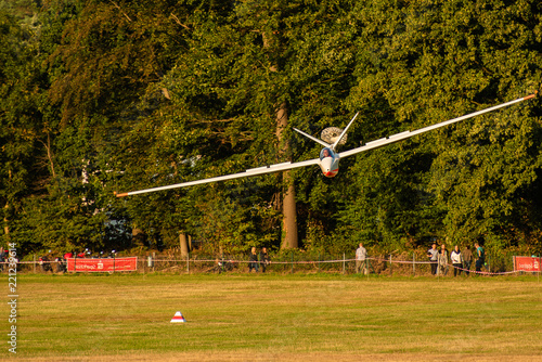 Segelflugzeug mit Bremsfallschirm zur Landung