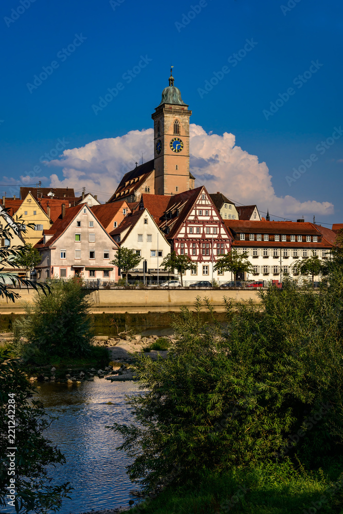 Der Turm der St. Laurentius-Kirche auf dem Schlossberg dominiert die Skyline der Altstadt von Nürtingen am Neckar