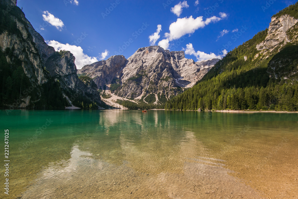 Splendido panorama del lago di Braies nelle dolomiti italiane