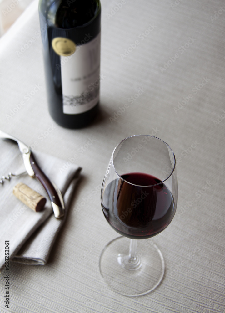 赤ワイン 斜俯瞰 ワインオープナー ボトル Stock 写真 Adobe Stock