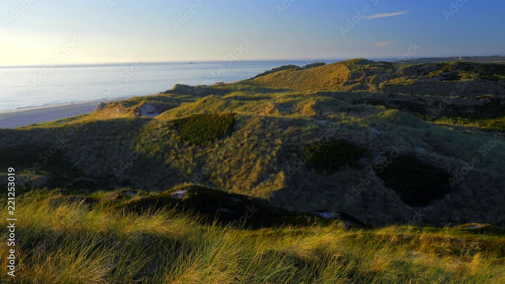 Wunderschöner Blick über die Dünen Landschaft von Sylt auf das Meer. Wunderschöner Blick über die Dünen Landschaft von Sylt auf das Meer.