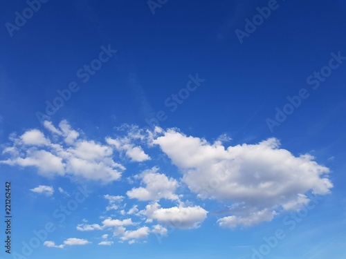 Strahlend blauer Himmel mit Wolken