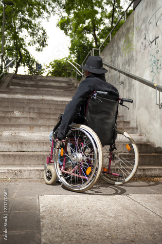 Rollstuhlfahrer vor Treppe II