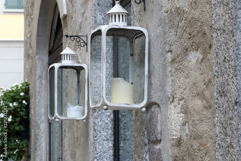 lanterne bianche vintage con  candele  appese a muro antico