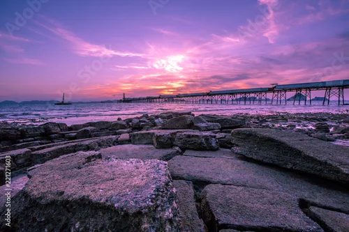 Fototapeta Tło wieczornego morza jest pięknie zabarwione, turyści i podróżnicy, obserwuj światło na drodze, morze w pięknym, ale innym.