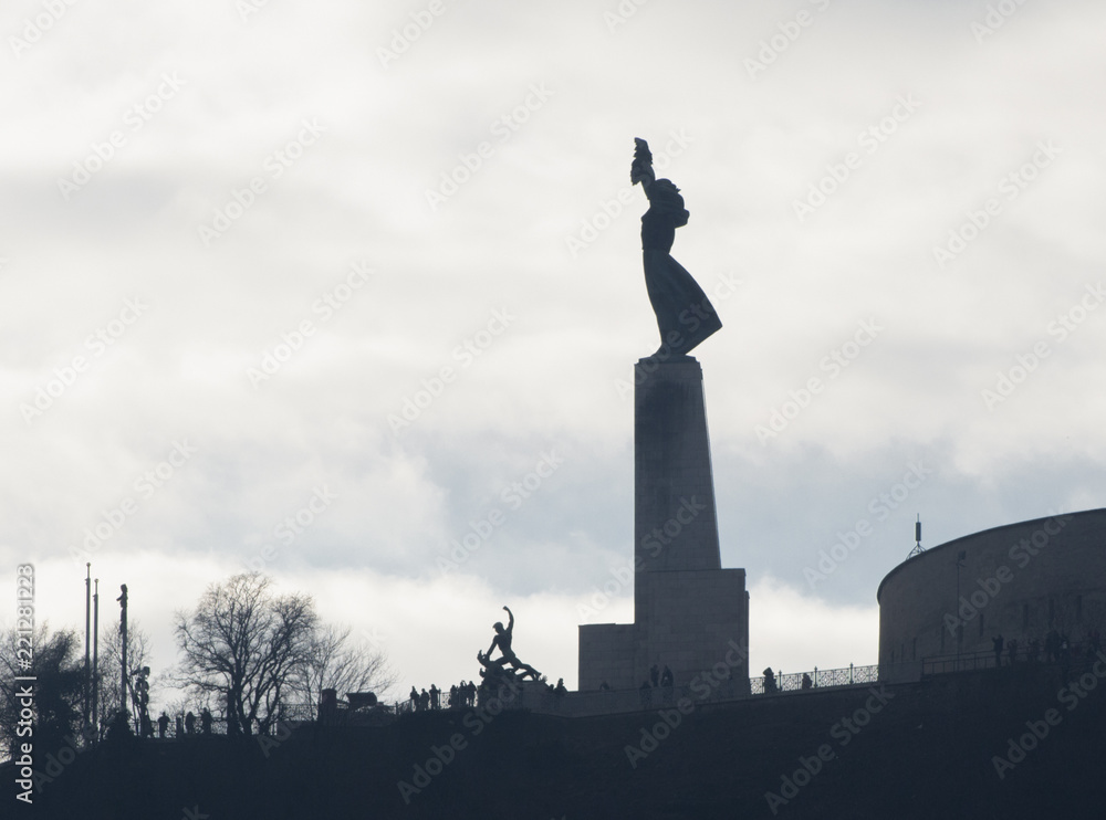 Die Freiheitsstatue in der Dämmerung in Buda, der westlichen Donauseite in Budapest, der Hauptstadt von Ungarn