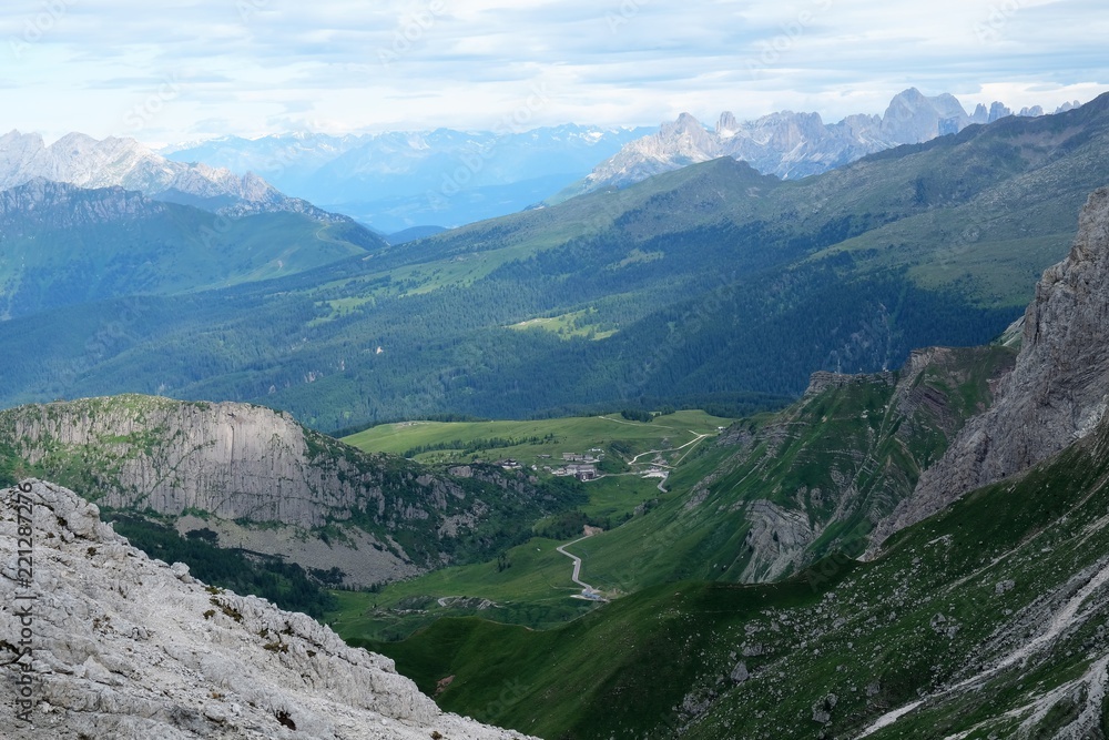 Naklejka premium paesaggio montagna natura prato verde pascolo veduta cielo azzurro nuvole