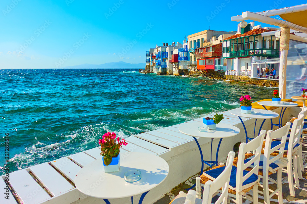 Fototapeta premium Mała kawiarnia nad morzem na Mykonos