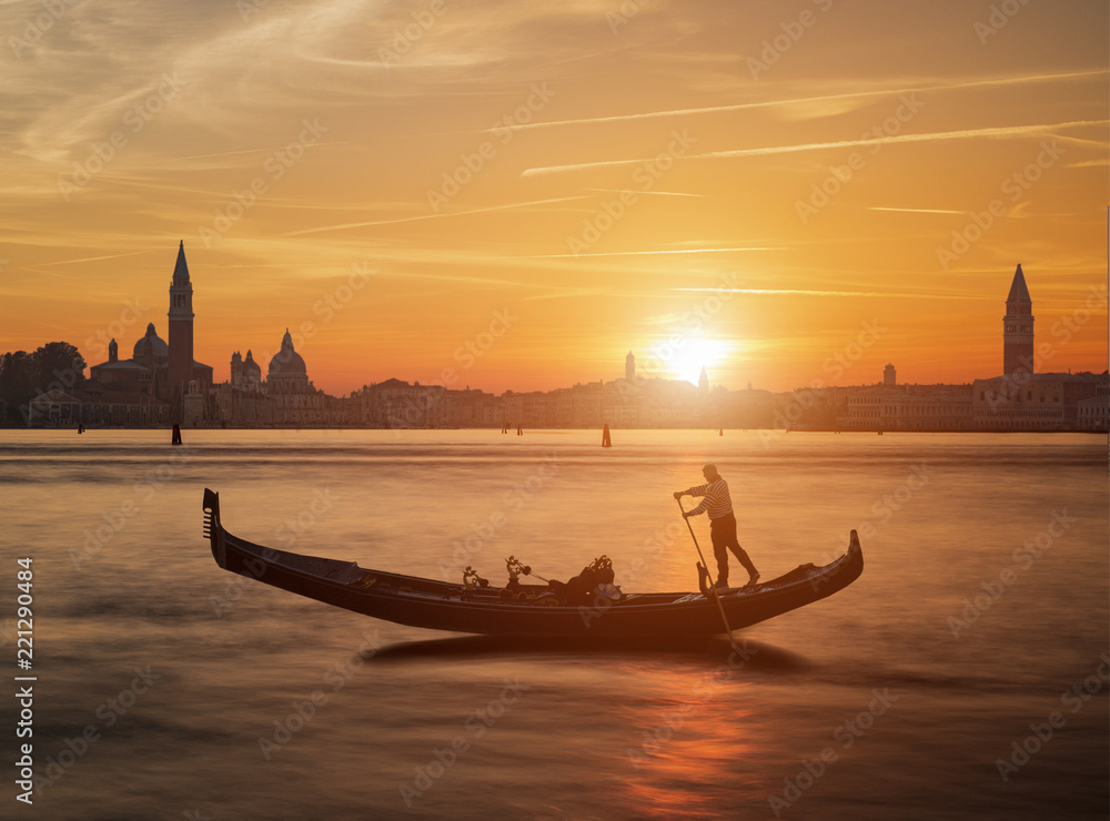 Fototapeta premium Gondola i zachód słońca w Wenecji we Włoszech