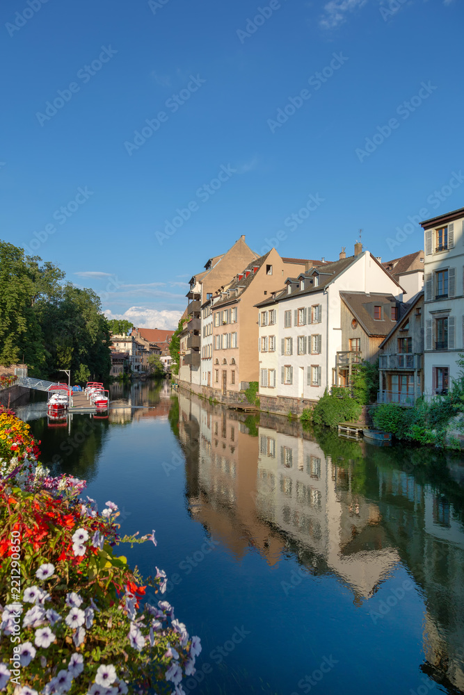 Bootsanleger auf einem Kanal in der Altstadt von Strassbour im Elsaß