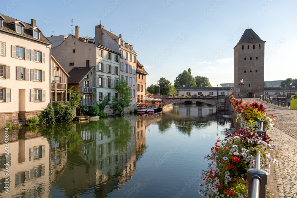 Historische Altstadt in Straßburg mit Blick auf das Wehr Barrage Vauban