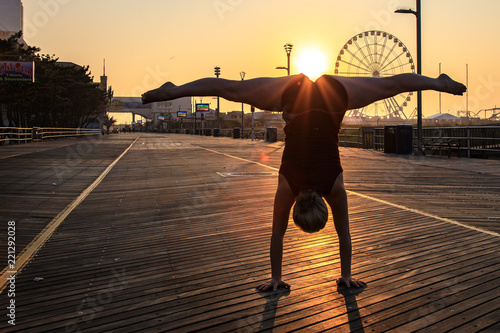 Tableau sur toile Handstands on the boardwalk by Atlantic City ferris wheel