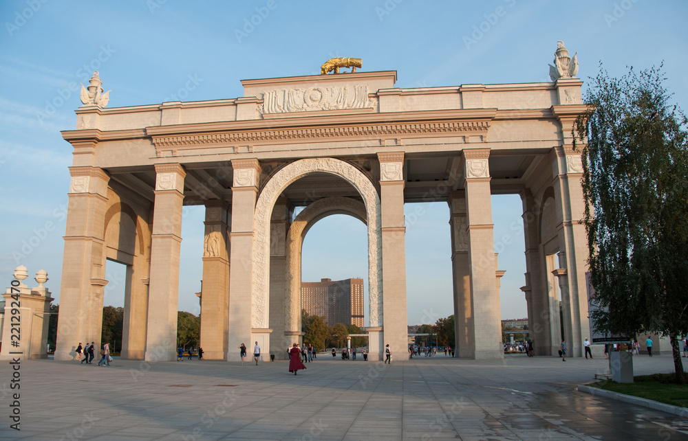 Obraz premium The main entrance to VDNKh in Moscow