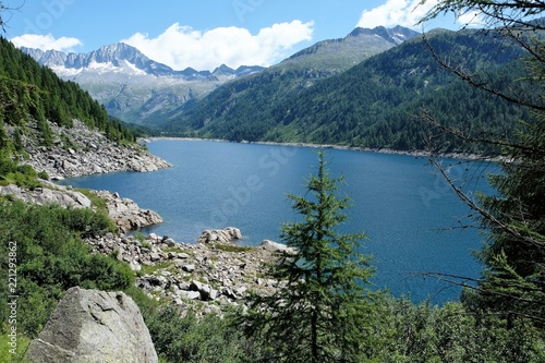 paesaggio lago montagna natura acqua azzurro cielo cime rocce neve alberi verde 