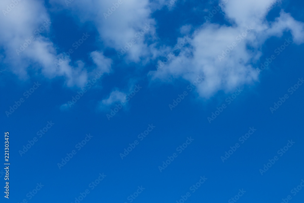 Obraz premium White fluffy clouds and blue sky on hot summers day