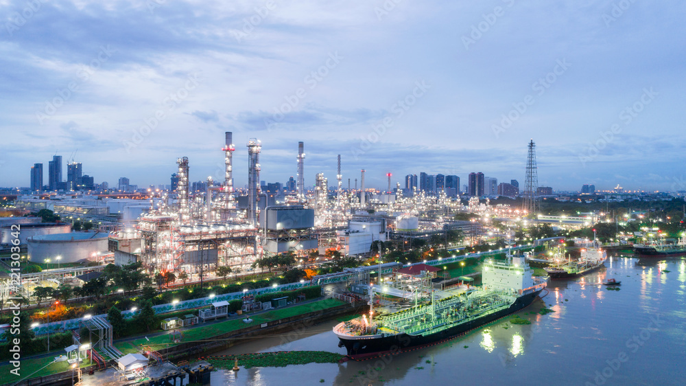 Obraz premium Oil refinery factory for energy or gas industry background.