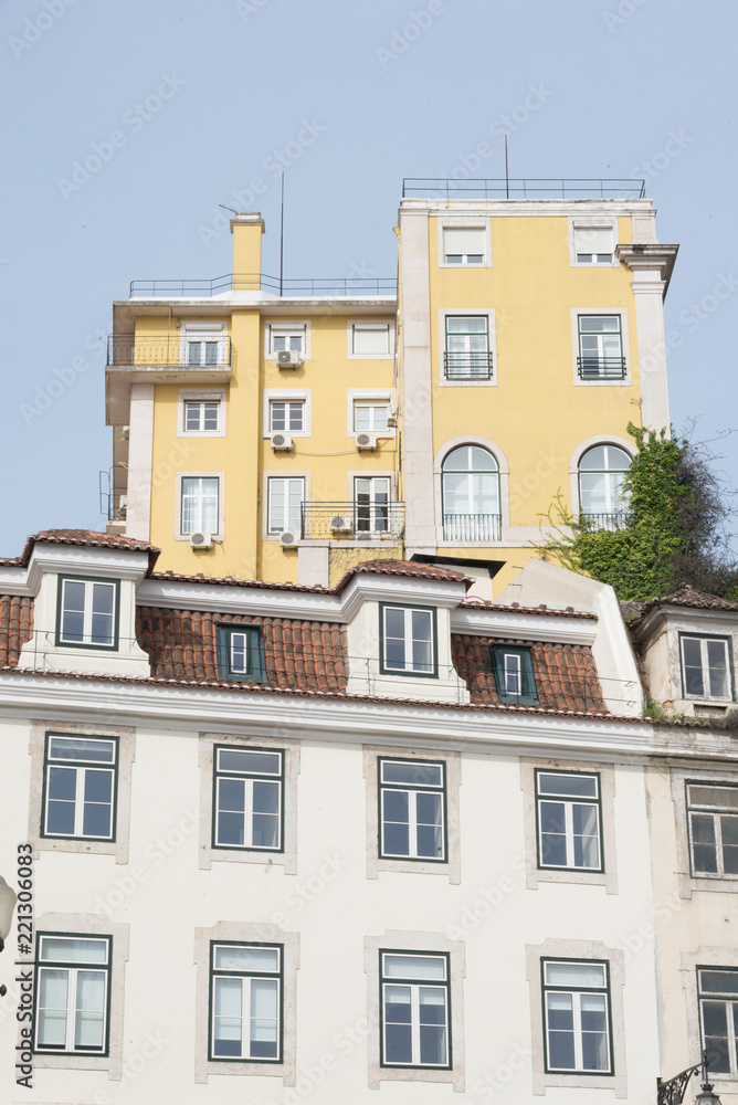 Fachada de casa en la colina en Lisboa, Portugal