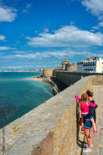 Mutter und Kind auf der Festungsmauer von Saint Malo, Frankreich