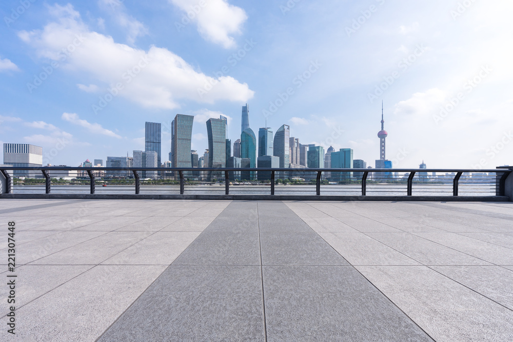 Obraz premium empty square with city skyline