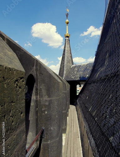 Wąskie przejście koło muru na wieży Bramy Prochowej w Pradze, doskonały punkt widokowy #221309084