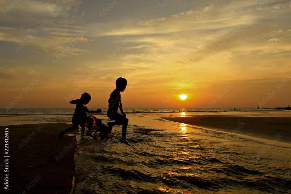 Fototapeta premium Play in the water enjoy the evening sea.