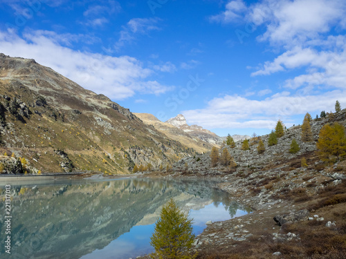 Le val d Anniviers dans les Alpes valaisannes en Suisse. Le barrage et le glacier de Moiry domin  s par le massif du Grand Cornier