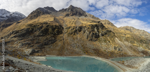 Le val d'Anniviers dans les Alpes valaisannes en Suisse. Le barrage et le glacier de Moiry dominés par le massif du Grand Cornier
