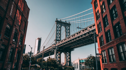Fototapete Manhattan Hängebrücke über ruhigem Wasser  © Juan Manuel Crudo