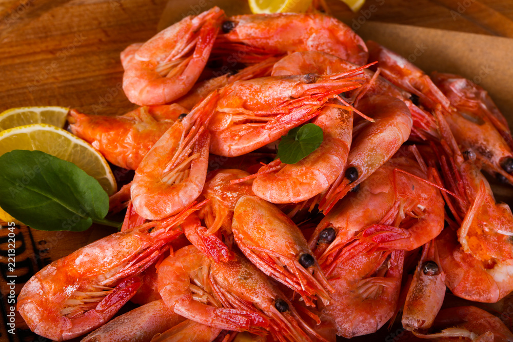 Boiled shrimps with lemon