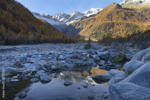 luci e ombre con riflessi nel torrente in tardo autunno in montagna