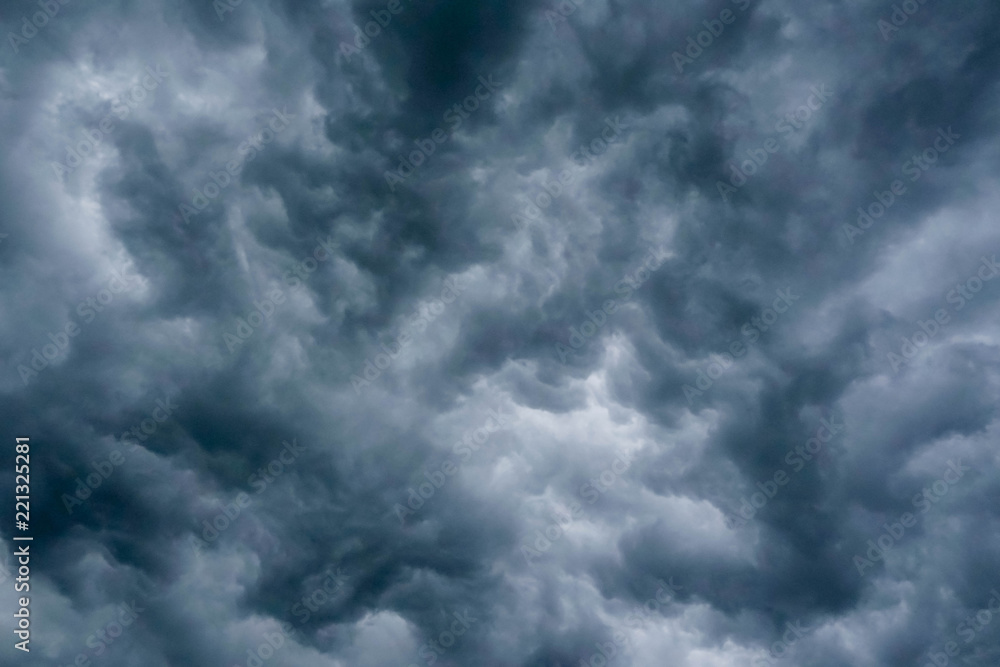 Obraz premium clouds before a thunderstorm