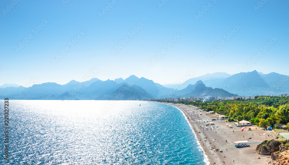 Fototapeta premium Panoramiczny widok z lotu ptaka na wybrzeże Morza Śródziemnego i Antalya, Antalya, Turcja
