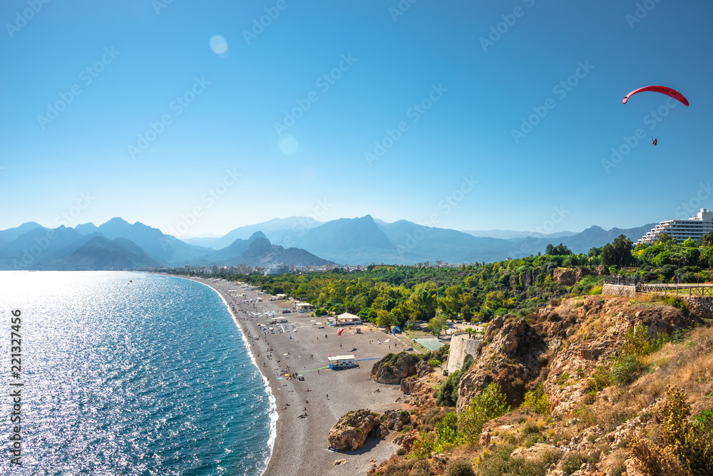 Obraz premium Panoramiczny widok z lotu ptaka na wybrzeże Morza Śródziemnego i Antalya oraz plażę z paralotnią, Antalya, Turcja
