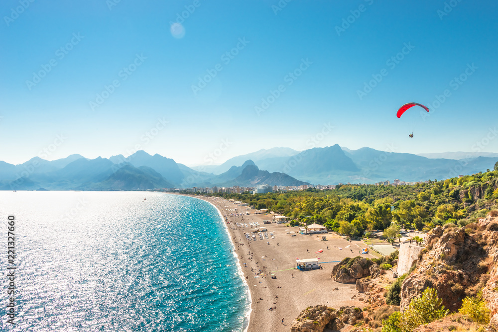 Naklejka premium Panoramiczny widok z lotu ptaka na wybrzeże Morza Śródziemnego i Antalya oraz plażę z paralotnią, Antalya, Turcja