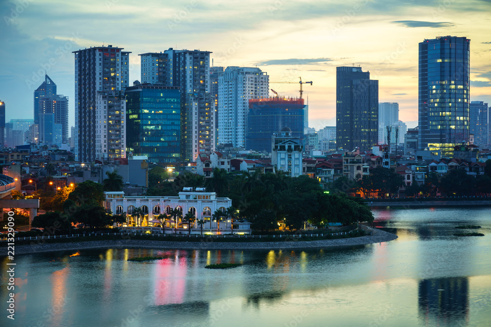 Obraz premium Widok z lotu ptaka panoramę Hanoi. Hanoi pejzaż miejski przy zmierzchem przy Hoang Cau jeziorem