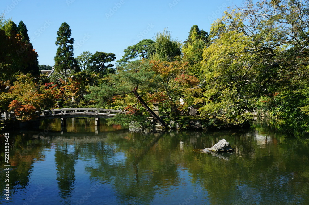 Japanischer Garten mit Brücke