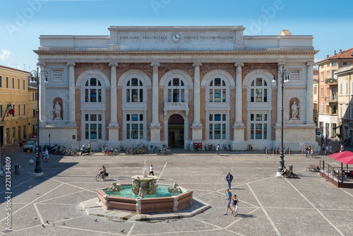 Palazzo storico nella piazza centrale di una piccola città di Pesaro in italia, si vede anche una fontana con i cavalli