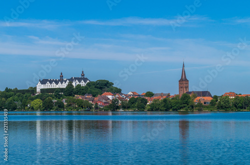 Panorama Blick auf die Stadt Pl  n vom Pl  ner See. Wundersch  ne Aussicht auf das Pl  ner Schloss und den Kirchturm von Pl  n.