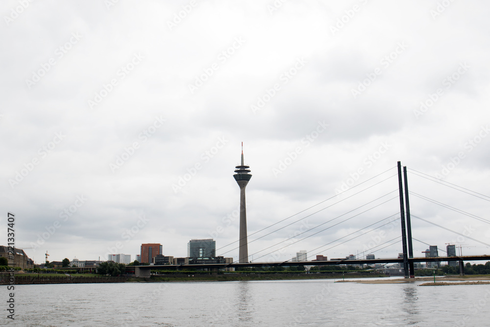 blick auf den fernsehturm am rhein ufer in düsseldorf deutschland fotografiert während einer sightseeing boottour auf dem rhein in düsseldorf deutschland mit weitwinkelobjektiv