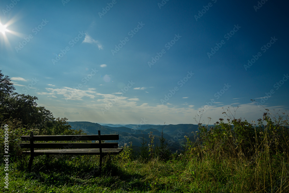 Fototapeta premium Unendliche Landschaften mit einer Bank