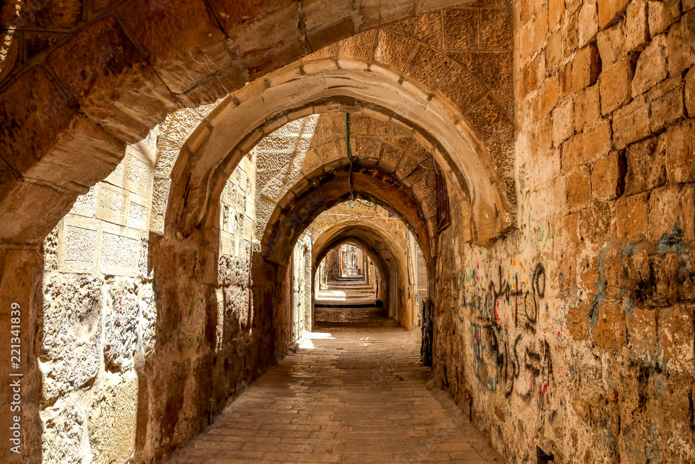 Fototapeta premium Uliczka Starego Miasta w Jerozolimie wykonana z ręcznie wygiętych kamieni. Izrael