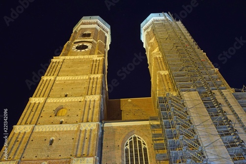 Doppeltürme der Münchner Frauenkirche bei Nacht photo