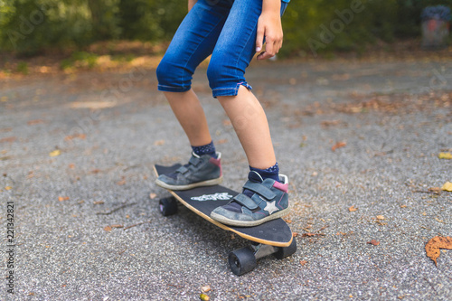 Ein Kind skatet auf einem Longboard, Detailaufnahme