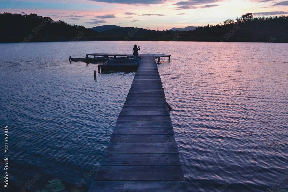 Obraz premium cute sunrise on the pier over the lake