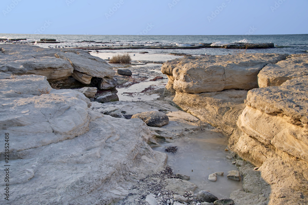 Каменистый берег Каспия зимой